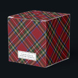 Ballotins Classic Red Tartan Holiday<br><div class="desc">Cette boîte cadeau, ornée d'un classique motif tartan rouge, est parfaite pour ajouter une touche d'élégance festive à tout cadeau fait à la main. Un étiquette de bon goût sur le devant déclare fièrement "Fabriqué à la main avec amour par" avec votre nom. Cette boîte est idéale pour les cadeaux...</div>