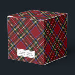 Ballotins Classic Red Tartan Holiday<br><div class="desc">Cette boîte cadeau, ornée d'un classique motif tartan rouge, est parfaite pour ajouter une touche d'élégance festive à tout cadeau fait à la main. Un étiquette de bon goût sur le devant déclare fièrement "Fabriqué à la main avec amour par" avec votre nom. Cette boîte est idéale pour les cadeaux...</div>