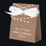 Ballotins Collection de Mariages Rustic Kraft<br><div class="desc">Célébrez dans le style avec ces boîtes élégantes et très tendance pour mariage. Le design est facile à personnaliser avec votre propre libellé et votre famille et vos amis seront ravis quand ils recevront ce fabuleux ballotin. Les éléments correspondants se trouvent dans la collection.</div>