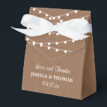 Ballotins Collection de Mariages Rustic Kraft<br><div class="desc">Célébrez dans le style avec ces boîtes élégantes et très tendance pour mariage. Le design est facile à personnaliser avec votre propre libellé et votre famille et vos amis seront ravis quand ils recevront ce fabuleux ballotin. Les éléments correspondants se trouvent dans la collection.</div>