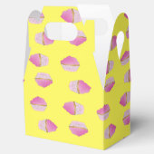 Ballotins cupcakes à la fraise rose sur le jaune (Ouvert)