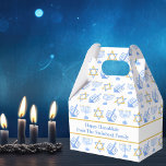 Ballotins Cute Hanoukka Menorah Dreidel Motif Personnalisé P<br><div class="desc">Belle boîte de faveur personnalisée Hanoukka fête dans un joli motif bleu et or de la star du judaïsme,  rêvé pour les jeux de Chanukah amusants,  et la menorah juive pour la fête. Personnalisez avec votre propre message cadeau de votre famille.</div>