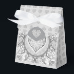 Ballotins Dentelle céramique grise<br><div class="desc">Impression dentelle ajoutée à un effet céramique pour ce motif fin avec quelques incrustations de perles ou de cabochons (dessinés). Un style original soigneusement façonné, élégant. Ici en gris clair, ce qui donne un style romantique, ce motif existe également en noir, bleu clair et bleu de Grèce dans d'autres de...</div>