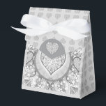 Ballotins Dentelle céramique grise<br><div class="desc">Impression dentelle ajoutée à un effet céramique pour ce motif fin avec quelques incrustations de perles ou de cabochons (dessinés). Un style original soigneusement façonné, élégant. Ici en gris clair, ce qui donne un style romantique, ce motif existe également en noir, bleu clair et bleu de Grèce dans d'autres de...</div>