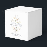 Ballotins Elégant Aquarelle Floral Amour Est Mariage Doux<br><div class="desc">Dégustez vos invités mariages avec cet élégant ballotin à fleurs qui affiche le message romantique Love is Sweet Enjoy the Treat. Parfait pour votre plaisir sucré wee cette boîte personnalisée comprend les noms du couple et la date mariage, magnifiquement accentué avec des illustrations botaniques d'aquarelle délicate et la typographie bleu...</div>