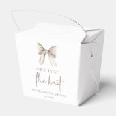 Ballotins Elle Noue Le Nœud Blanc Lance La Mariée (Arrière)