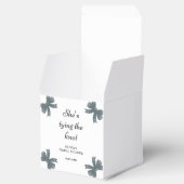 Ballotins Elle Noue Le Nœud Noir Lavage De Bride (Ouvert)