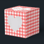 Ballotins En vichy rouge et blanc avec Ballotin du coeur<br><div class="desc">Coeur blanc avec des noms jeunes mariés sur rouge et blanc en vichy arrière - plan.</div>