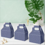 Ballotins Étoiles patriotiques<br><div class="desc">Cette boîte de faveur de cadeau est présentée dans un imprimé d'étoiles bleu marine et blanc.  
Choisissez parmi de nombreux styles,  personnalisez cet article ou achetez tel quel.




Impression sous licence</div>