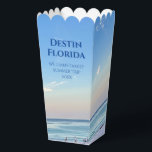 Ballotins Événement de plage magnifique Photographie océaniq<br><div class="desc">Cette boîte de faveur de pop-corn de photographie de plage pittoresque présente le coucher de soleil rose et orange magnifique touchant doucement les vagues de l'océan au-dessus du sable et de l'herbe marine à Destin en Floride. Jolies boîtes côtières pour une réunion de famille ou un mariage de destination avec...</div>