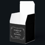 Ballotins Fancy Chalkboard Vintage Wedding Ballotin<br><div class="desc">Un joli ballotin à thème vintage qui incorpore une typographie et des cadres défilants charmants pour mettre en valeur votre célébration mariage. Ajouté de charme à votre mariage, cette boîte cadeau met en valeur la date de la mariée, du marié et du mariage sur le devant, avec une place sur...</div>