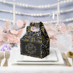 Ballotins Festive Foliage Or Art Déco Vintage Chic Holiday<br><div class="desc">Cadre Festif De Foliage "Happy Holidays", Flouris Décoratifs, Ballotin De Fête De Fêtes Vintage Classique Or Et Noir, Élégant Et Classé Art Déco Cadre. L'arrière - plan de base peut être changé en n'importe quelle couleur de votre choix. Illustration de fat*fa*tin. Facile à personnaliser avec votre propre message texte, nom,...</div>