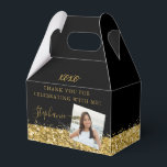 Ballotins Fête d'anniversaire Black Gold Parties scintillant<br><div class="desc">Elégante boîte de faveur personnalisée de la fête photo avec bordure en or jaune parties scintillant et confetti arrose sur un arrière - plan noir avec texte de remerciement personnalisé, parfait pour un anniversaire moderne et chic, bat mitzvah, Quinceañera, douche nuptiale, baby shower ou fête de bachelorette. Téléchargez votre propre...</div>