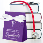 Ballotins Fête d'obtention du diplôme de l'école Médicale po<br><div class="desc">Ce ballotin de la fête de remise des diplômes de l'école de médecine moderne et mauve,  porte le nom du diplômé de l'université dans un élégant script blanc pour la classe de 2024. Customisez avec votre université sous la médecine pour obtenir de grands cadeaux de fin d'études.</div>