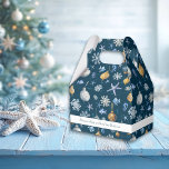 Ballotins Flammes de neige nautiques et éléments côtiers<br><div class="desc">Célébrez la saison des fêtes avec ces Ballotins uniques sur le thème du littoral. Avec un beau mélange de flocons de neige, de baubles, d'hippocampes, de poissons, d'étoiles de mer et de bulles délicates, cette boîte capture parfaitement l'esprit festif avec une touche nautique. Idéal pour les cadeaux de Noël pour...</div>