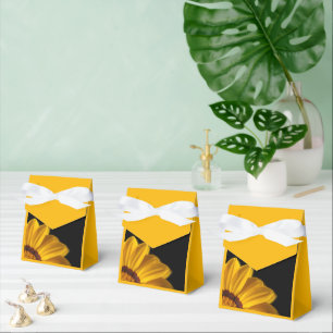 Ballotins Fleur jaune sur arrière - plan noir