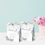 Ballotins Fleurs de mariage bleu poussiéreux Écriture élégan<br><div class="desc">Boîte de faveur de mariage personnalisée fleurs bleues poussiéreuses élégantes</div>