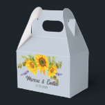 Ballotins Fleurs de soleil sur bleu Ballotin de mariage pers<br><div class="desc">Jolie boîte de faveur de mariage avec aquarelle bouquet de tournesol sur Plein Air (un bleu pâle) arrière - plan avec blocs de texte personnalisables dans les polices modernes</div>