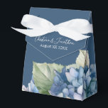 Ballotins Fleurs d'hortensia à l'aquarelle bleue romantique<br><div class="desc">Cette boîte-cadeau de mariage romantique présente un design floral à l'aquarelle avec des hortensias bleus sur un fond bleu marine. Des bouquets délicats de fleurs d'hortensia sont représentés autour de la partie inférieure.</div>
