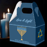 Ballotins Hanoukka Amour et Lumière Menorah Custom Blue Part<br><div class="desc">Cute custom Love and Light Hanoukka party boîte de faveur pour les cadeaux de famille juive à un parti Chanukah ou une synagogue. Personnalisez avec votre nom de famille ou informations de groupe en bleu autour de la jolie menorah or et bleu.</div>