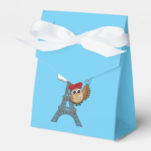 Ballotins Hibou volant avec des ballons de coeur à Paris