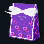 Ballotins illusima Fleur violet Motif cadeau d'anniversaire/<br><div class="desc">illusima White Ribbon Purple Fleurs Motif Anniversaire boîte cadeau / Ballotin. Parfait pour une fête d'anniversaire à thème pour enfant.</div>