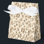 Ballotins Impression léopard<br><div class="desc">Cette boîte de cadeau de fête est présentée dans une impression léopard de safari moderne.
Couleurs de tons beige et marron.
Personnalisez cet article ou achetez-le tel quel.



Image de stock</div>