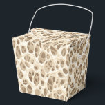 Ballotins Impression léopard<br><div class="desc">Cette boîte de cadeau de fête est présentée dans une impression léopard de safari moderne.
Couleurs de beige et de tons marron.
Personnalisez cet article ou achetez-le tel quel.



Image de stock</div>