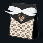 Ballotins Imprimé chic beige et noir de léopard<br><div class="desc">Rendez vos cadeaux de fête inoubliables avec cette boîte à cadeaux à imprimé chic beige et noir de léopard. Avec son imprimé animalier audacieux dans des tons neutres classiques, elle est parfaite pour les mariages, les anniversaires, les baby showers ou toute autre occasion spéciale. Élégante et robuste, cette boîte ajoute...</div>