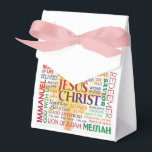 Ballotins JESUS de nombreux noms<br><div class="desc">Un joli ruban rose et une boîte cadeau de faveur blanche qui a les nombreux noms de JESUS CHRIST écrit dessus. Cette boîte cadeau idéale peut être utilisée pour les Mariages et autres célébrations comme Noël (anniversaire de Jésus) ou pour les anniversaires,  Amen!</div>