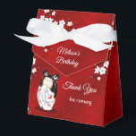 Ballotins Kokeshi poupée blanc rouge Merci d'anniversaire<br><div class="desc">A cute kokeshi doll in a white kimono with red butterflies. With white cherry blossoms on a shimmering red background and a custom thank you birthday text for girl's birthday's.</div>