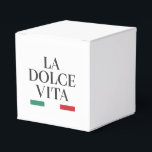 Ballotins La Dolce Vita Ballotin<br><div class="desc">Découvrez le charme des fêtes italiennes avec le ballotin "La Dolce Vita". Doté d'une typographie noire intemporelle et des accents verts et rouges classiques de l'Italie, cette boîte ajoute du raffinement aux mariages, fêtes et occasions spéciales. Idéal pour les faveurs, les gardiens ou les petits cadeaux, c’est un moyen élégant...</div>