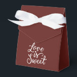 Ballotins L'amour est doux dans la sangria et le mariage bla<br><div class="desc">De superbes sacs de cadeaux de mariage de couleur Sangria et blanc qui feront ressortir votre cadeau. Chaque sac est orné d'une inscription romantique 'L'amour est doux', ajoutant un charme délicat et un style unique à votre cadeau. Rendez votre cadeau encore plus spécial avec nos exquis sacs de cadeaux de...</div>