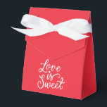 Ballotins L'amour est doux dans le mariage en rouge impérial<br><div class="desc">Des sacs de cadeaux de mariage époustouflants de couleur rouge impérial qui feront ressortir votre cadeau. Chaque sac est orné d'une inscription romantique 'L'amour est doux', ajoutant un charme délicat et un style unique à votre cadeau. Rendez votre cadeau encore plus spécial avec nos exquis sacs de cadeaux de mariage....</div>