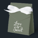 Ballotins L'amour est doux dans les couleurs Monstera et bla<br><div class="desc">Des sacs de cadeaux de mariage époustouflants de couleur Monstera qui feront ressortir votre cadeau. Chaque sac est orné d'une inscription romantique 'L'amour est doux',  ajoutant un charme délicat et un style unique à votre cadeau. Rendez votre cadeau encore plus spécial avec nos exquis sacs de cadeaux de mariage.</div>