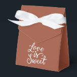 Ballotins L'amour est doux dans un mariage Cooper et White<br><div class="desc">Des sacs-cadeaux de mariage époustouflants de couleur Cooper qui feront ressortir votre cadeau. Chaque sac est orné d'une inscription romantique 'L'amour est doux',  ajoutant un charme délicat et un style unique à votre cadeau. Rendez votre cadeau encore plus spécial avec nos exquis sacs-cadeaux de mariage.</div>