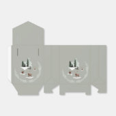 Ballotins Le cerf dans le pré de la forêt d'hiver de neige (Déplié)