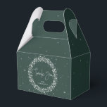 Ballotins Lumières scintillantes vertes Merci<br><div class="desc">Une couronne de Noël de lumières scintillantes sur fond vert. La police de caractère « Merci » est une image - elle peut donc être redimensionnée, pivotée et repositionnée. Le reste du texte est entièrement modifiable. D'autres couleurs, différentes tailles/formes de boîte de faveur et d'articles de coordination sont disponibles dans...</div>