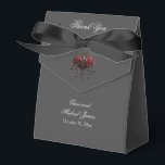 Ballotins Lustre gothique noir complexe avec Rose<br><div class="desc">Express votre gratitude avec sophistication et style en utilisant notre mariage gothique noir complexe merci ballotin. Sur fond de gris foncé, un lustre noir audacieux détourne l'attention, incarnant l'attrait de la beauté dans les ténèbres. Illuminé par trois bougies scintillantes, ce chandelier captivant est orné de bijoux en onyx noir chatoyants...</div>
