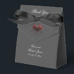 Ballotins Lustre gothique noir complexe avec Rose<br><div class="desc">Express votre gratitude avec sophistication et style en utilisant notre mariage gothique noir complexe merci ballotin. Sur fond de gris foncé, un lustre noir audacieux détourne l'attention, incarnant l'attrait de la beauté dans les ténèbres. Illuminé par trois bougies scintillantes, ce chandelier captivant est orné de bijoux en onyx noir chatoyants...</div>