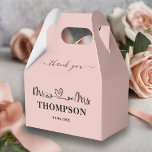 Ballotins M. et Mme Élégant Simple | Rose Gold<br><div class="desc">Faites de votre grand jour un moment inoubliable avec notre boîte de faveur personnalisée M. et Mme Élégant Simple | Rose Gold. Cette boîte de faveur unique est le moyen idéal d'ajouter une touche personnelle à votre mariage. Le design élégant en rose gold affiche joliment votre nouveau nom de famille...</div>