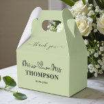 Ballotins M. et Mme Élégant Simple | Vert Sauge<br><div class="desc">Rehaussez le charme de votre mariage ou événement spécial avec nos boîtes de faveurs M. et Mme Élégant Simple Vert Sauge. Ces boîtes élégantes sont parfaites pour être remplies de friandises ou de petits cadeaux que vos invités pourront emporter chez eux en signe d'appréciation.</div>