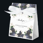 Ballotins Mariage Élégant Fleurs Bleu Marine et Blanc Remerc<br><div class="desc">Faites en sorte que vos invités se sentent spéciaux avec ces boîtes de faveur uniques ! Remerciez vos invités avec ces élégantes boîtes. Caractéristiques des florales de roses bleues et blanches avec des accents en faux or pour ajouter une touche de luxe, écriture calligraphique 'Merci', noms et date. Celles-ci sont...</div>