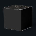 Ballotins Mariage Peacock Art déco d'or noir<br><div class="desc">Ce design d'inspiration Art Déco cool, appelé Mariage Peacock Art Déco Noir et Or, présente un style vintage classique. L'arrière - plan est une couleur dorée riche avec une bordure géométrique de style Art déco ou Art nouveau en noir avec deux motifs paons dans les coins supérieurs. Cet ensemble mariage...</div>