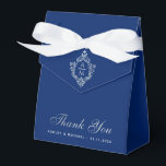 Ballotins Mariage Royal Blue Silver Crest Monogramme Merci<br><div class="desc">Une boîte de faveur de mariage bleu royal. Sur le rabat, il a une fausse écusson argentée avec un monogramme dedans, à partir de 2 initiales. Le Merci de message est écrit dans la partie inférieure, dans un élégant script gris, l'occasion et la date sont écrits en casquette sous elle....</div>
