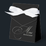 Ballotins Merci Beaucoup Élégant Calligraphie Merci<br><div class="desc">Minimalisme avec une touche élégante dans ce design intemporel de boîte de remerciement avec une belle calligraphie en beige ivoire épelant Merci et le mot BEAUCOUP en caractères sans empattement modernes sur un fond noir chic. La combinaison est de bon goût et classe. Ce design est un excellent choix pour...</div>