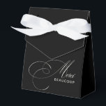 Ballotins Merci Beaucoup Élégante Calligraphie de Remercieme<br><div class="desc">Minimalisme avec une touche d'élégance dans ce design intemporel de boîte de remerciement avec une belle écriture calligraphique ivoire beige qui indique Merci et le mot BEAUCOUP en caractères sans empattement modernes sur un fond noir chic. La combinaison est de bon goût et élégante. Ce design est un excellent choix...</div>