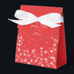 Ballotins Merci rouge étincelant<br><div class="desc">Une couronne de Noël de lumières scintillantes contre un arrière - plan rouge. La police de script "Merci" est une image, elle peut donc être redimensionnée, pivotée et repositionnée. Le reste du texte est entièrement modifiable. D'autres couleurs, différentes tailles/formes de ballotin et d'éléments de coordination sont disponibles dans mon magasin....</div>