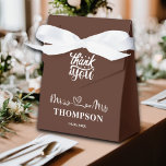 Ballotins Monsieur et Madame Élégant Simple | Marron<br><div class="desc">Gâtez vos invités avec un présent élégant et simple qu'ils garderont en souvenir pour toujours avec la Boîte de Cadeau Monsieur et Madame Élégant Simple | Marron, personnalisée avec votre nouveau nom de famille et la date de votre union ! Offrez à vos invités un présent aussi inoubliable que votre...</div>