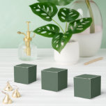 Ballotins Motif Vert Élégant Luxe Fête Traitement Classique<br><div class="desc">Célébrez avec sophistication en utilisant ces boîtes de faveur de fête luxueuses à motif vert élégant. Conçues avec un aspect texturé raffiné, elles sont parfaites pour les mariages, les anniversaires et les événements festifs. Chaque boîte robuste ajoute une touche d'élégance à vos cadeaux ou friandises, offrant un moyen beau et...</div>